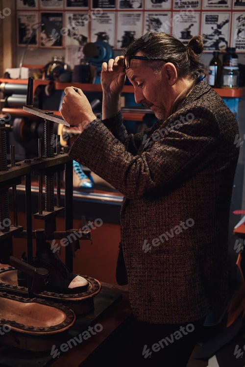 Preview: Bootmaker at work - he got a new progect