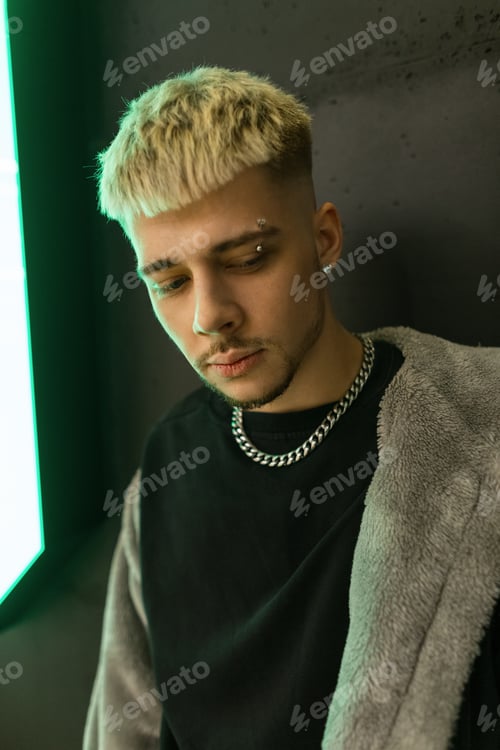 Preview: Handsome urban fashion young man in black clothes in night city