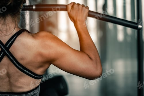 Preview: woman posing in fitness gym.