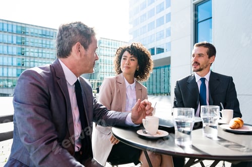 Preview: Business meeting in a cafè