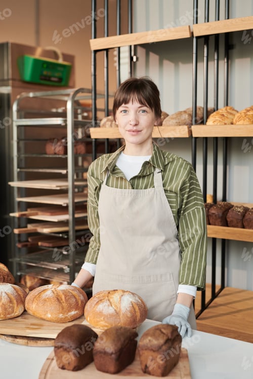 Preview: Woman working in bakery
