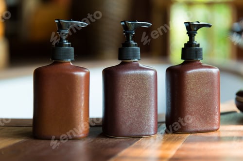 Vista previa: bottles with liquid soap or lotion at bathroom