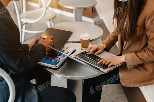 Visualização: Apresentação da reunião de negócios da equipe. projeto de trabalho empresarial. Laptop e tablet no escritório