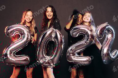 Visualização: Quatro lindas mulheres posando no estúdio