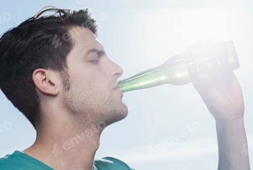 Preview: Spain, Majorca, Young man drinking beer, close up