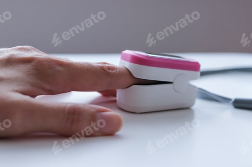 Preview: Hand with a pulse oximeter on the finger
