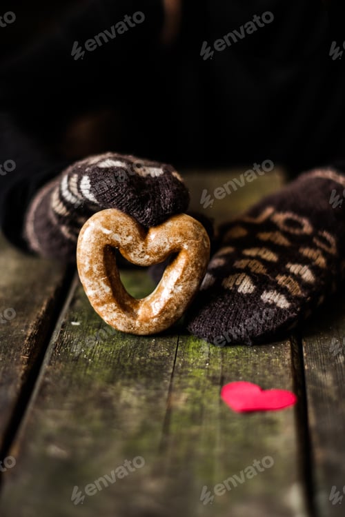 Preview: Gingerbread In The Form Of Heart In Hands