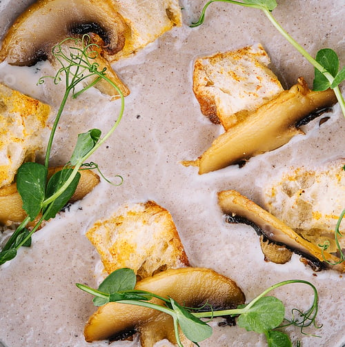 Preview: Creamy mushroom soup with champignons top view