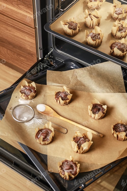 Preview: Cooking tasty sweet muffins in the oven