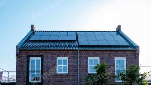 Preview: Newly build houses with solar panels attached on roof against a sunny sky Close up of solar pannel