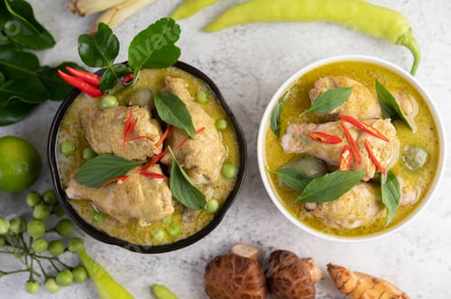 Preview: Chicken green curry in a bowl .