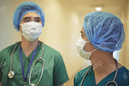 Preview: Surgeon talking to assistant