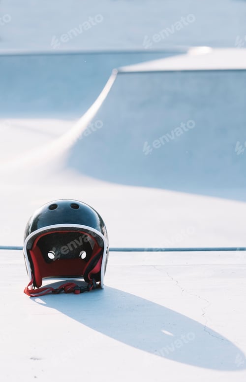Preview: Protective helmet on the skatepark floor
