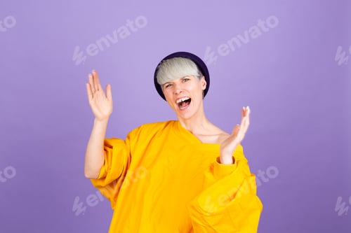 Preview: Portrait of short hair woman