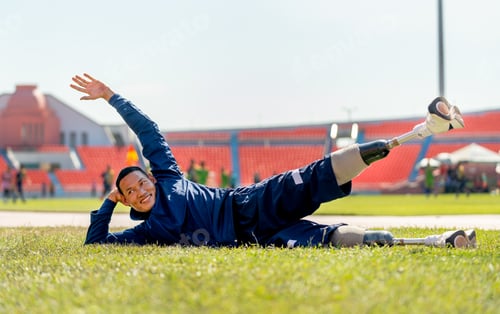 Preview: Sport man athlete with a prosthesis on his leg action of warm-up the body ction of warm-up the body