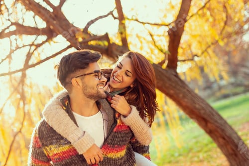 Preview: Autumn piggybacking in the park