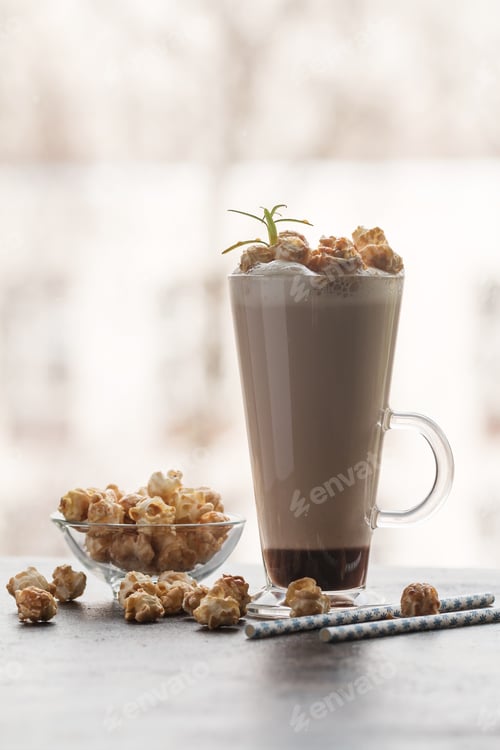Preview: Glass of coffee with popcorn