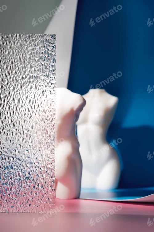 Preview: Candle in the form of a man's torso and in the form of a female body behind textured glass