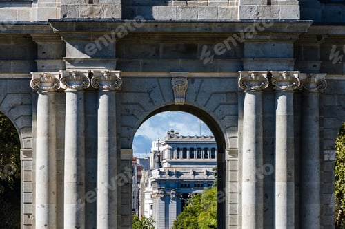 Preview: Puerta de Alcala arch opening to Madrid city