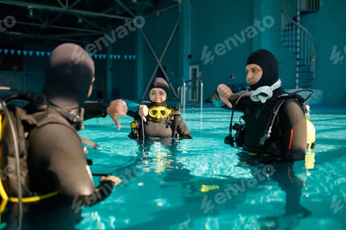 Preview: Instructor and two divers, lesson in diving school