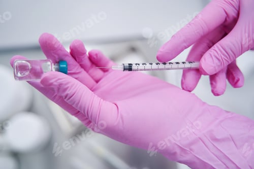 Preview: Close up of cosmetologist preparing prick for injection