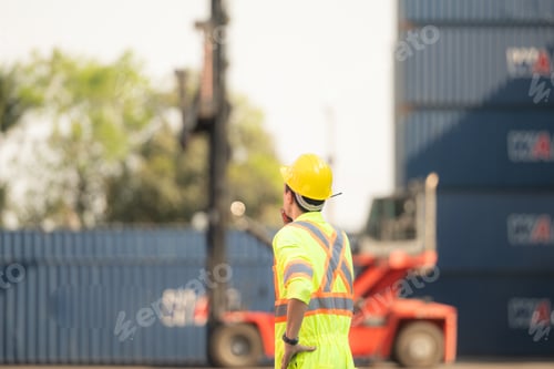 Preview: Workers in the import and export industry use walkie talkies to communicate with drivers