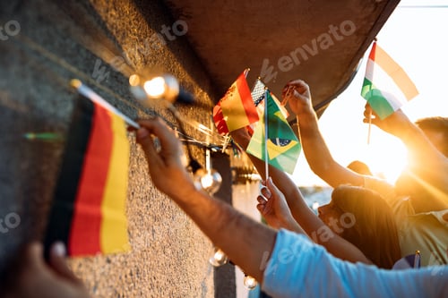 Visualização: Grupo de amigos colocando bandeiras internacionais na parede