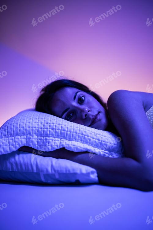 Preview: Adult woman, having her picture taken in bed.