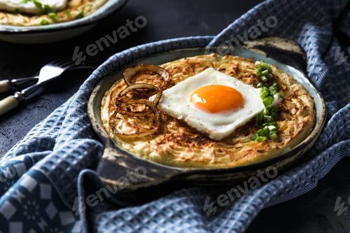 Preview: Thick mashed potatoes with sunny side egg, copy space
