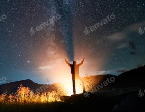 Visualização: Viajante do sexo masculino sob o lindo céu noturno com estrelas.