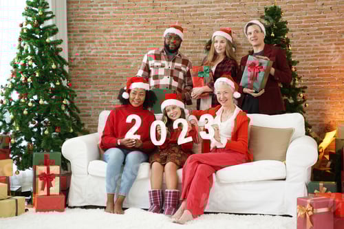 Visualização: Família numerosa alegre e positiva enquanto celebra o Natal ou o Ano Novo em casa.