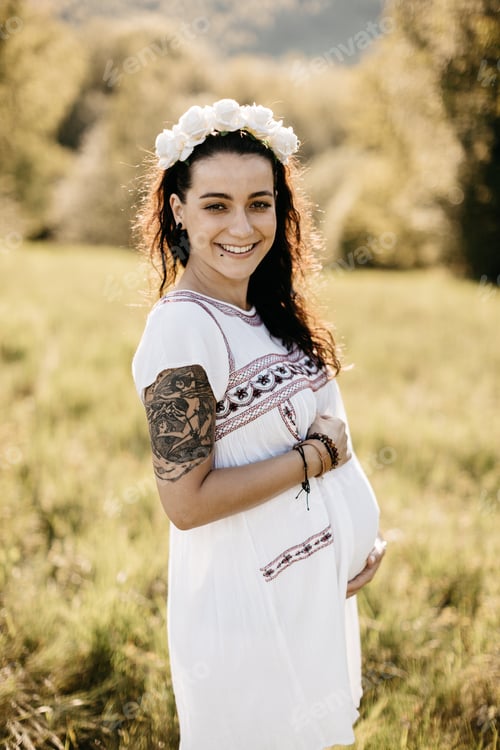 Preview: Portrait of a smiling expectant mother enjoying her pregnancy