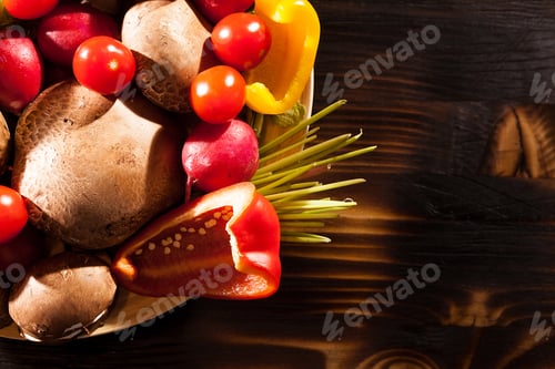 Vorschau: Different type of fresh organic vegetables on burned wooden back