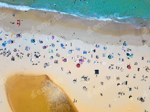 Visualização: Vibrações de verão. A areia dourada e a água azul salpicam os frequentadores da praia durante o verão
na Austrália