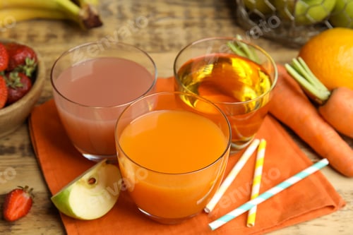 Preview: Glasses of delicious juices and fresh fruits on wooden table
