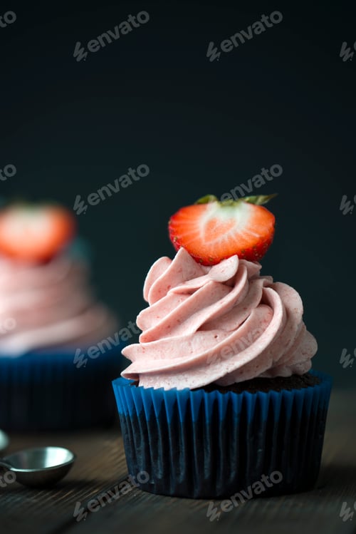 Preview: Delicious Strawberry Cupcakes with Pink Frosting