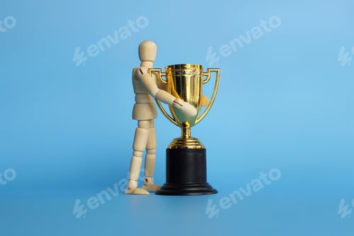 Preview: Miniature wooden figure hug gold trophy.