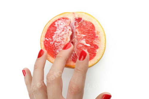 Vorschau: Weibliche Hand und Grapefruit mit Kondensmilch isoliert auf weißem Hintergrund
