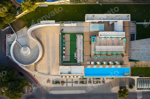 Preview: Top view of an empty swimming pool