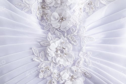 Preview: Gorgeous white fabric flowers with beads and pearls on the drapery of the bride's silk plat