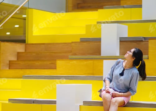 Preview: Woman sitting relax