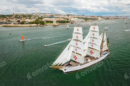 Vista previa: Tall ships sailing in Tagus river. Lisbon, Portugal