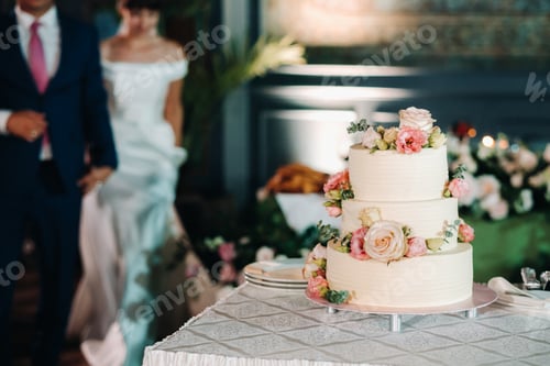 Preview: Elegant wedding cake at the wedding in three tiers