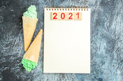 Preview: top view wood blocks on notebook ice creams on grey background new year photo