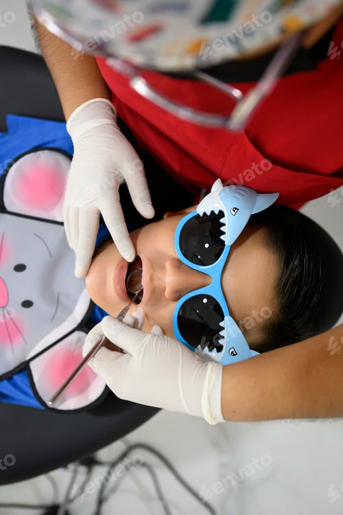 Preview: Dentist examining teeth of child during medical checkup