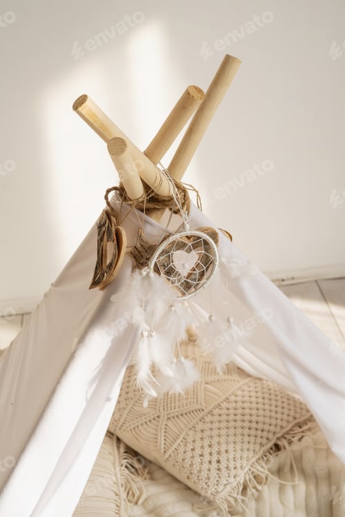 Preview: White fabric tepee top with decorative wood hearts and white feathers dream catcher.