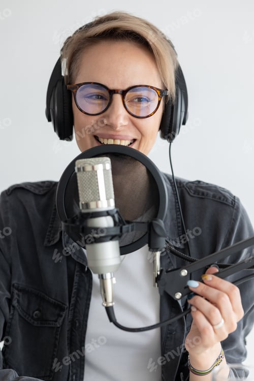 Vista previa: recording studio, new podcast edition, live radio broadcast