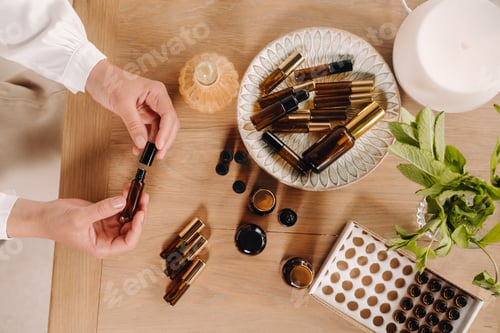 Preview: Close-up of female hands holding a bottle of essential oil, Aromatherapy