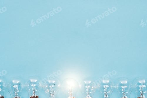 Visualização: vista superior de lâmpadas em linha e uma delas brilhando em fundo azul, com novo conceito de ideia