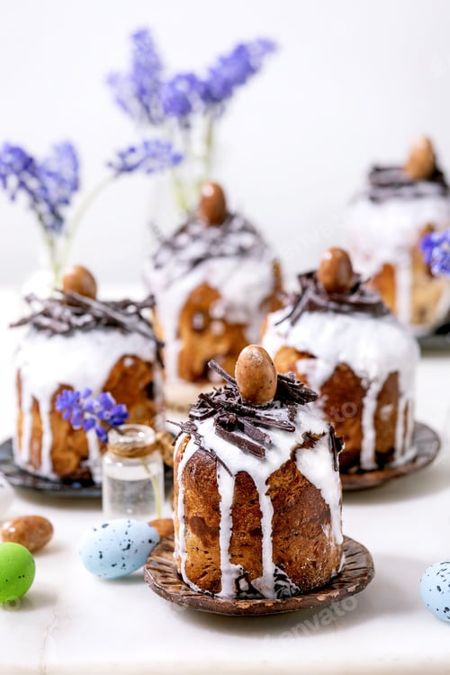 Preview: Homemade traditionla ortodox Easter cake traditional kulich